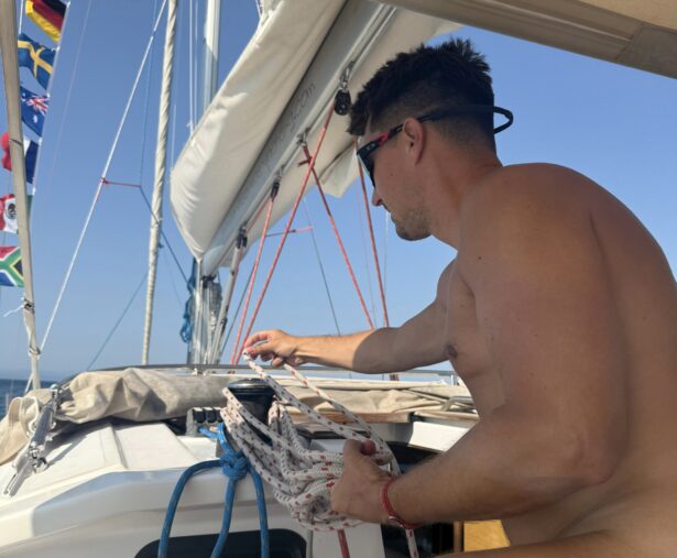 Sailor organizing the ropes